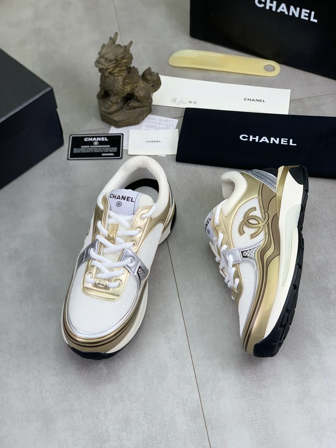 Men's Men's Shoes P620 New Chanel Chanel 25K Silver Horn Golden Horn King Casual Sports Shoes Original purchase and development Made by Xiaoxiang C Home Another super popular item in the counter, loved by Internet celebrity bloggers and ladies, various praises on social platforms, super popular, textured, breathable and super spring and summer. Seeing this issue always arouses the inner desire of fashion among girls. The latest suede material, classic black and white color, full of fashionable feeling on the feet. Easy to take care of, exquisite packaging at the delivery counter🛍📦 ▪️Fabrics: Original customized imported cowhide + mesh ▪️Inner lining: Customized imported breathable mesh ▪️Sole: Original molded rubber foam material ▪️Sole thickness: 4.5CM ▪️Size: 38-44
